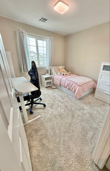 Building Photo - 3953 Painted Lady Ave
