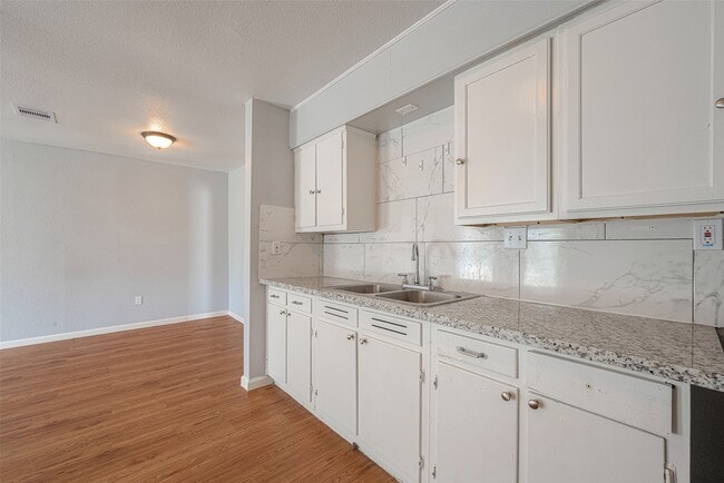 Building Photo - 5619 Willow Glen Dr