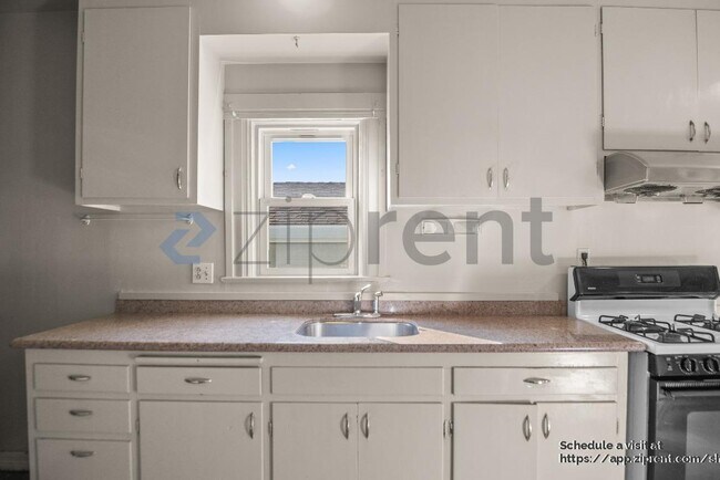 Building Photo - 848 Mead Ave