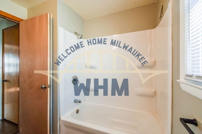 Building Photo - 5921 N 69th St