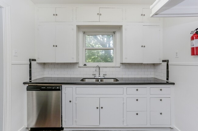 Building Photo - 1812 Banks St