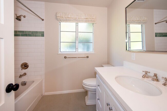 Building Photo - Spacious 3bd/2.5bth Remodeled Mesa Home!