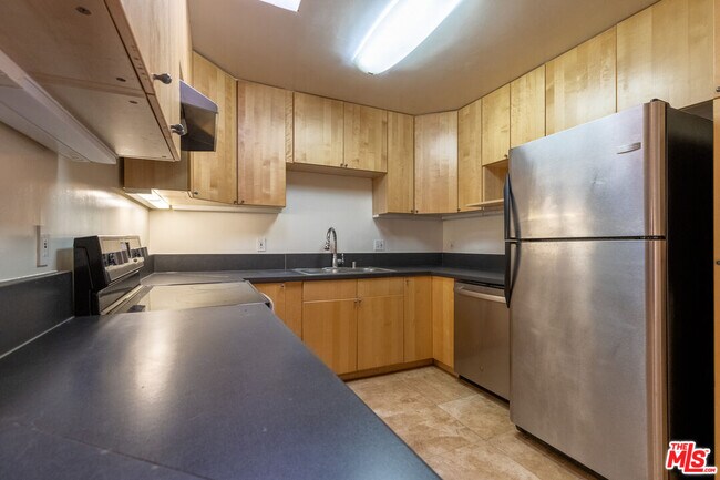 Building Photo - 1033 6th St