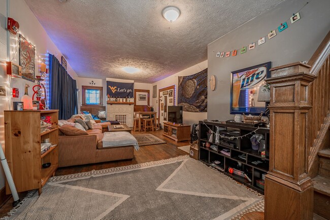 Building Photo - 4 Bedroom/ 2 Bathroom House - Downtown - A...