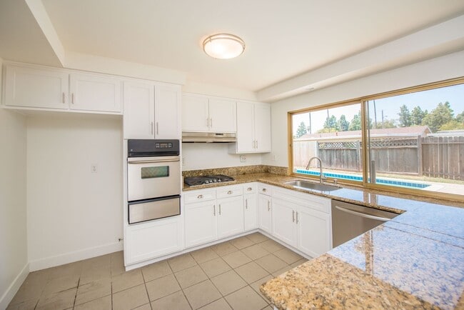 Building Photo - COSTA MESA: 3 Bedroom Single Story Home with a Pool