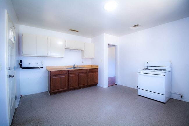 Building Photo - 308 N Azusa Ave