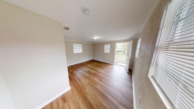 Building Photo - 3 bedroom 1 bathroom house