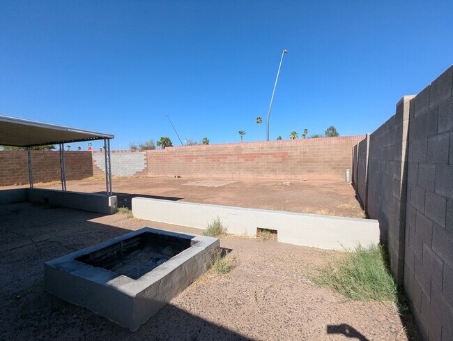 Building Photo - 563 N Santa Anna