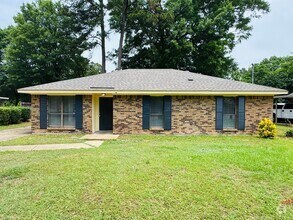 Building Photo - 3-Bedroom Gem !!
