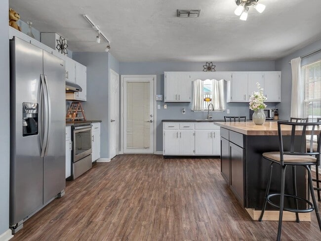 Building Photo - 1572 Cinnamon Bear Cir