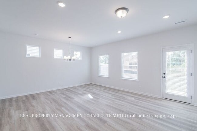 Building Photo - Modern Brand-New Built 3BR Townhome Near Uptown