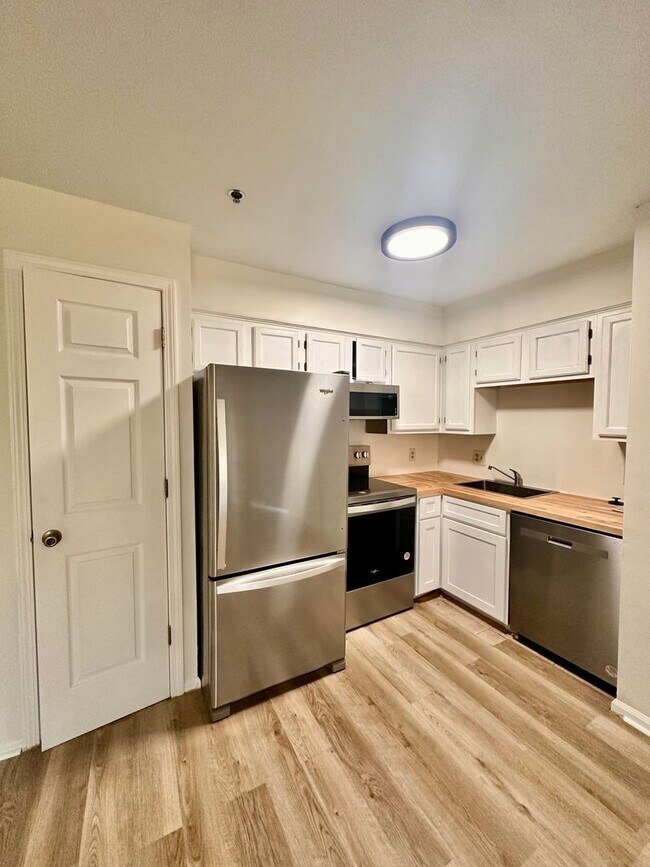 Building Photo - Newly Renovated 1B/1B Condo in Pointe of View located steps from Grand Boulevard!