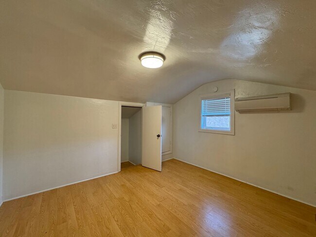 Building Photo - 4 Bedroom, 2 Bath House in SE Eugene