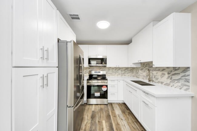 Building Photo - 608 Thomas Ave