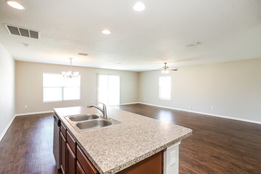 Building Photo - 3800 Falcon Crest Dr