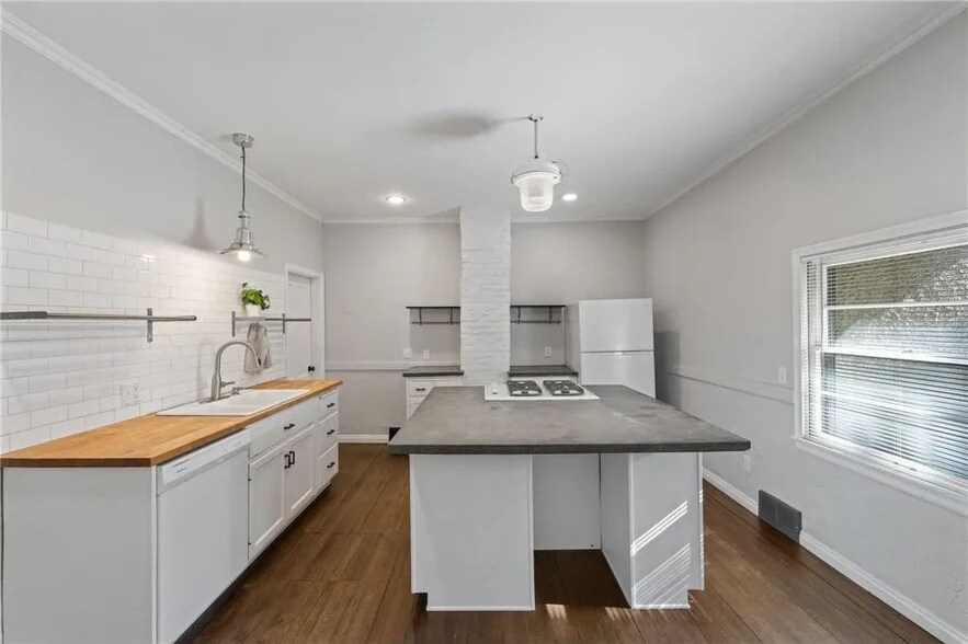 kitchen - 731 Fillmore St NE