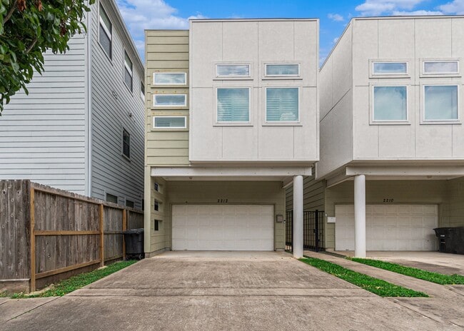 Building Photo - 2212 Hutchins St