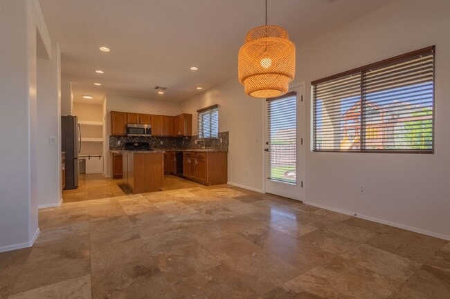 Building Photo - 4 Bedroom 3 Bathroom