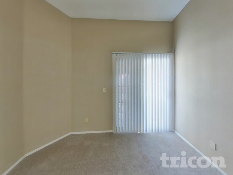 Building Photo - 733 Reagan Dr