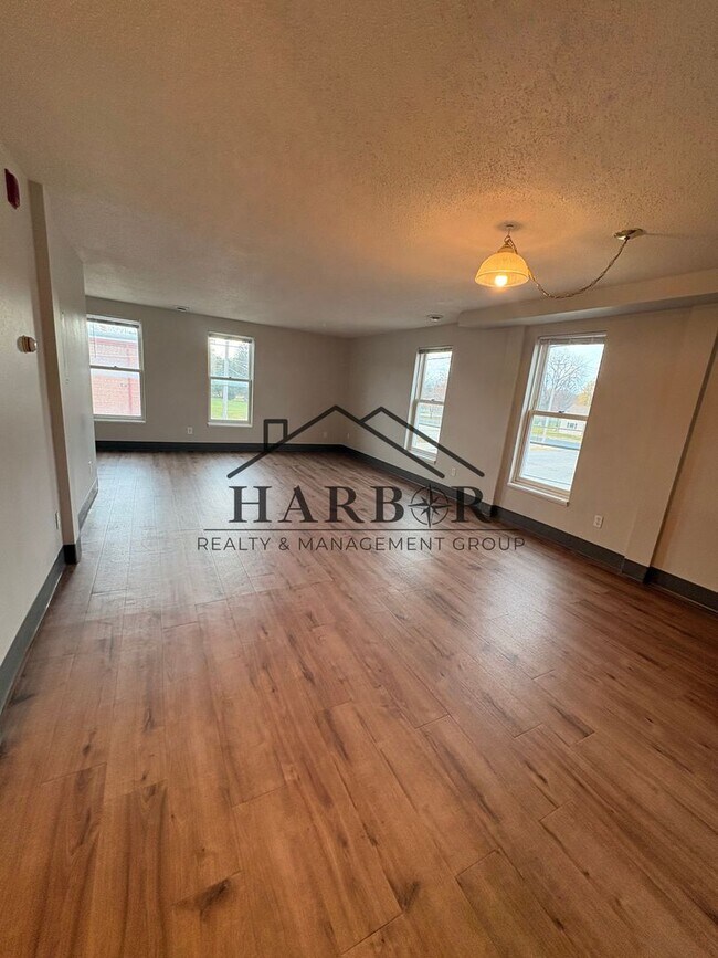 Building Photo - 146 S Broadway Ave