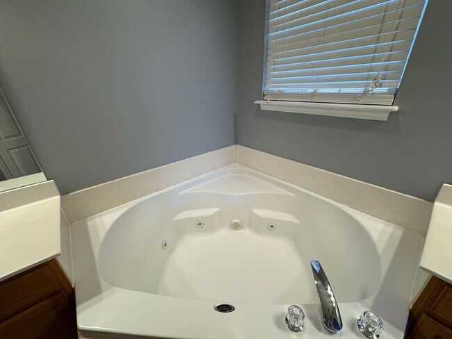 Building Photo - 2603 Oakfield Dr