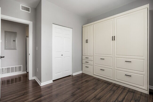 Building Photo - Starter 2 Bedroom with Dedicated Parking Space