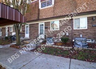 Building Photo - ? Beautifully Updated Condo in Clinton Township
