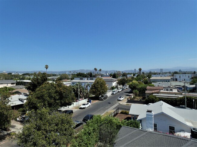 Building Photo - 2416 Carmona Ave