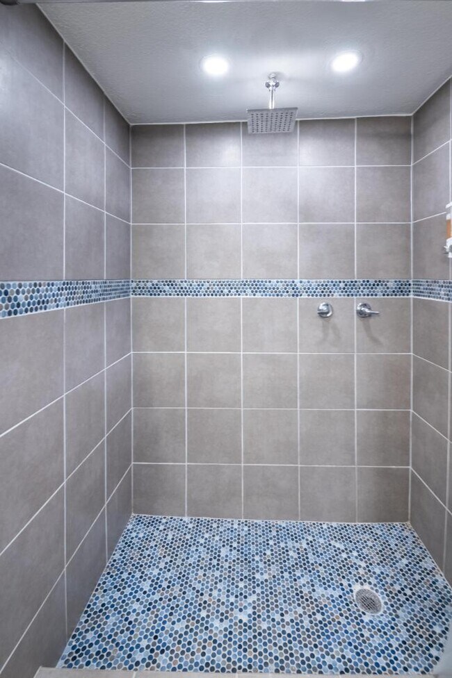 Building Photo - 704 Pacific Ave SW