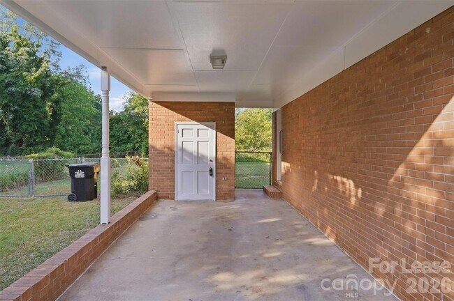 Building Photo - 1019 Carmel Dr