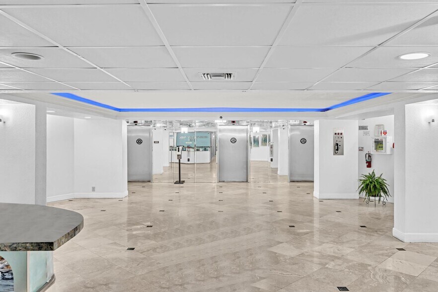 Building Photo - 1000 Parkview Dr