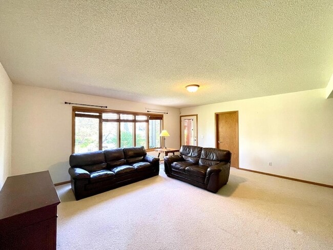 Building Photo - 640 S Park Ct