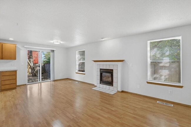 Building Photo - Great 2 story Townhome with Garage!