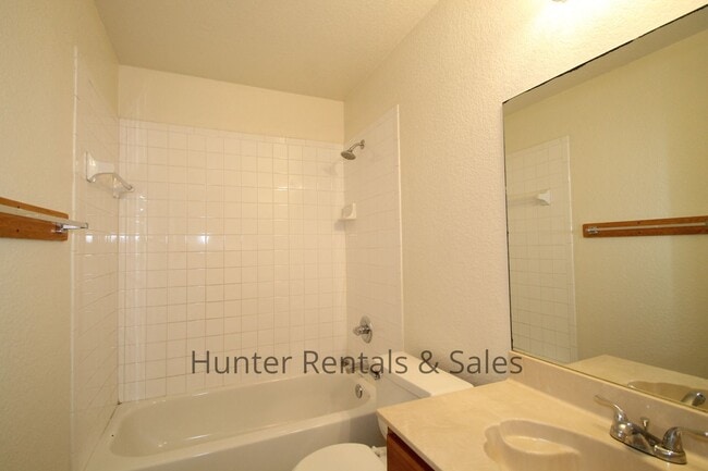 Building Photo - Updated 3-Bedroom, 2-Bath Townhome with Downstairs Suite in Prime Killeen Location