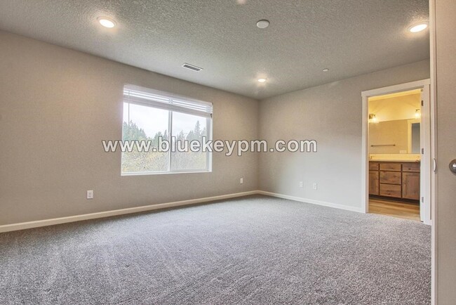 Building Photo - 3 Bed, 2.5 Bath Townhome in Ridgefield at ...