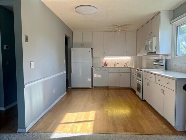 Building Photo - 2228 Oregon Ct