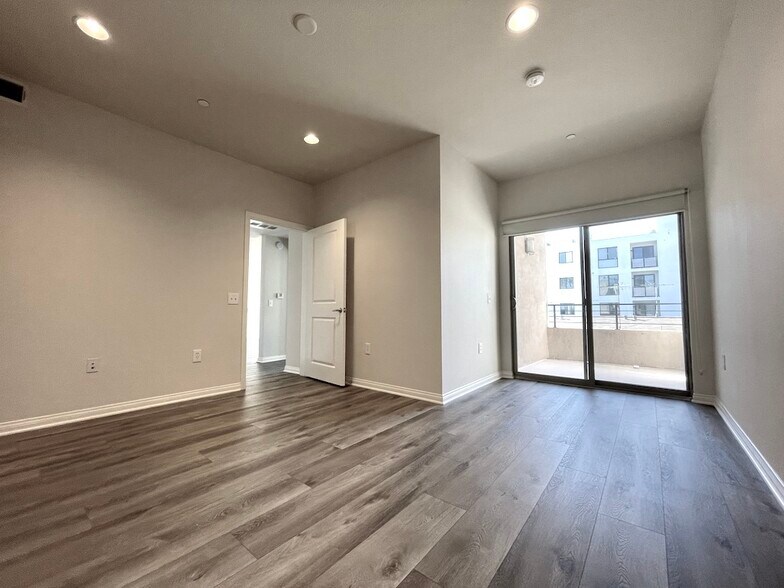 Building Photo - 5827 Carlton Way