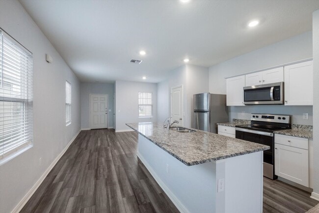 Building Photo - Ranch Style 3 Bed 2 Bath with Freshly painted and New Floors!