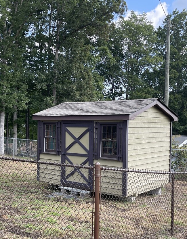 Building Photo - ASHEVILLE, 2 bedroom/1 bath ADORABLE BUNGALOW