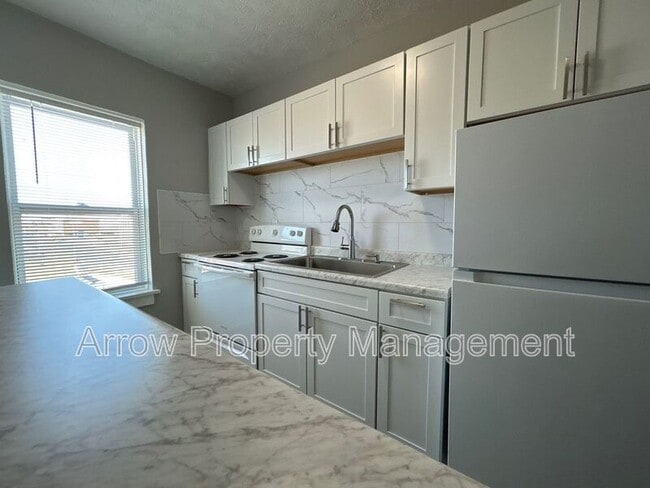 Building Photo - 723 Ella St