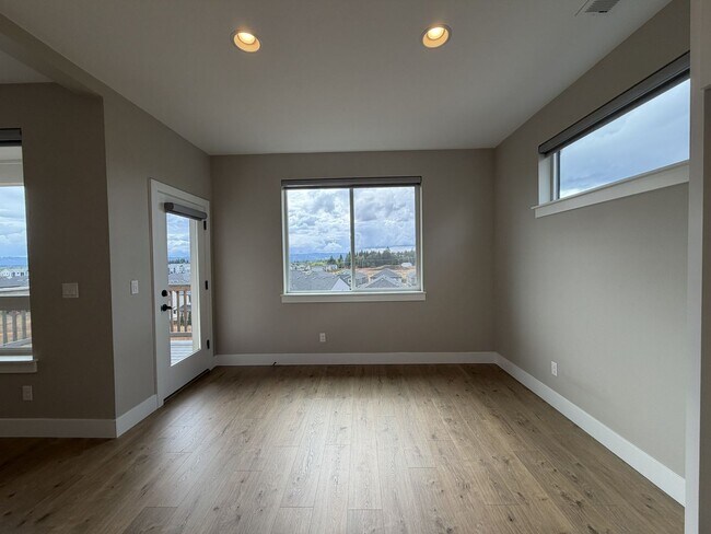 Building Photo - 12425 SW Silvertip St