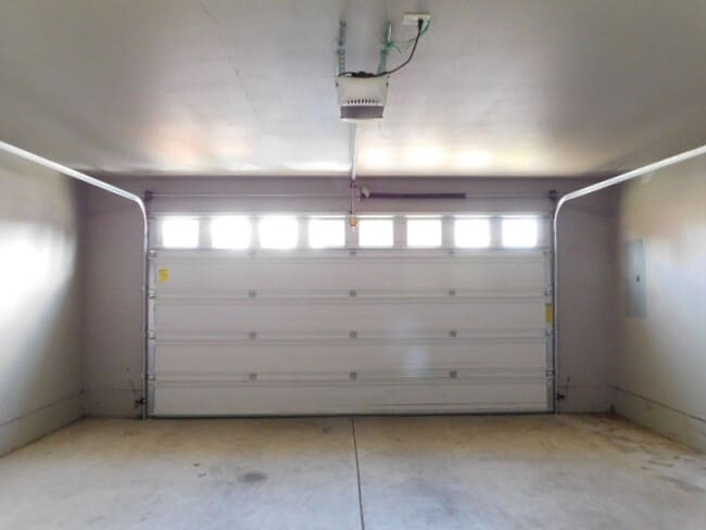 Building Photo - 3Bd/2Ba Single Story House - Available Soon!