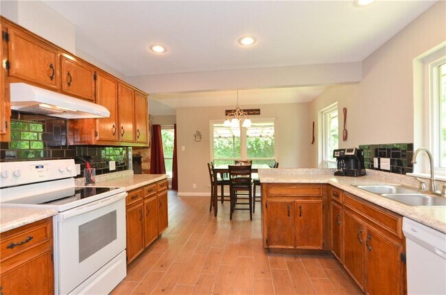 Building Photo - 1101 Deep Wood Dr