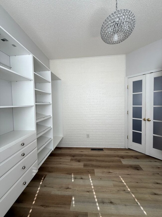 Building Photo - LOCATION!  Close to the outlet Malls and D...