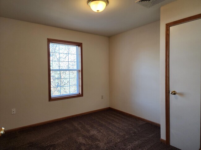 Building Photo - 3076 Selkirk Dr