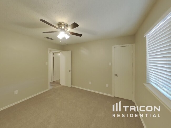 Building Photo - 2312 Vineyard Dr