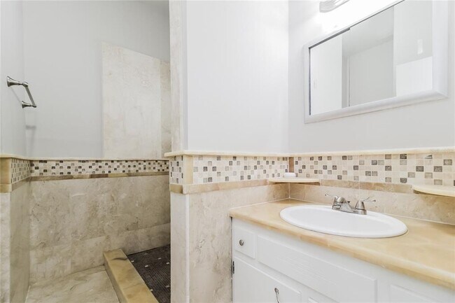 Building Photo - 613 Morocco Ave