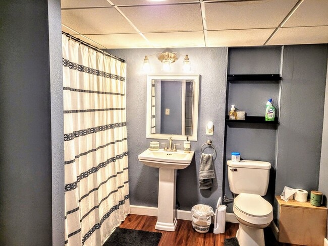 Building Photo - Spacious Countryside House