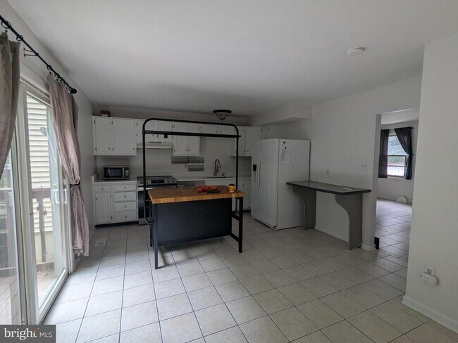 Building Photo - 5281 Daffodil Dr