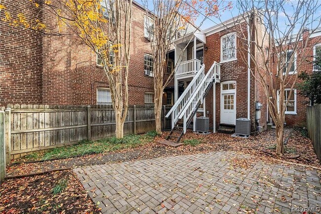 Building Photo - 102 N Harvie St